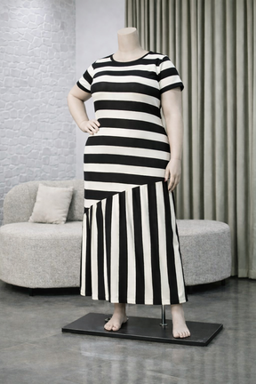 Vestido Preto e Branco Listrado Plus Size Clássico Com Bolsos - Vestido Plus Size