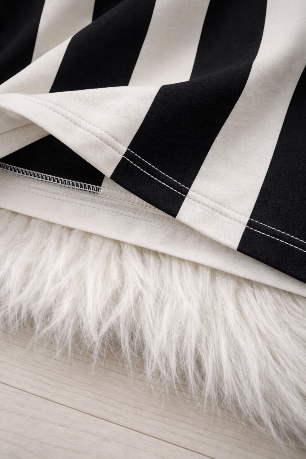 Vestido Preto e Branco Listrado Plus Size Clássico Com Bolsos - Vestido Plus Size