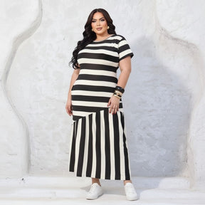 Vestido Preto e Branco Listrado Plus Size Clássico Com Bolsos - Vestido Plus Size