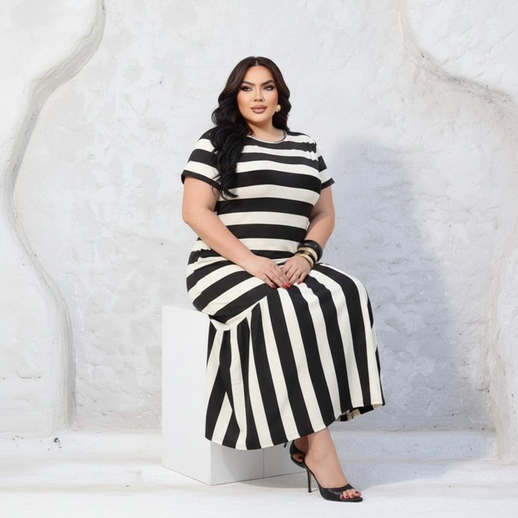 Vestido Preto e Branco Listrado Plus Size Clássico Com Bolsos - Vestido Plus Size