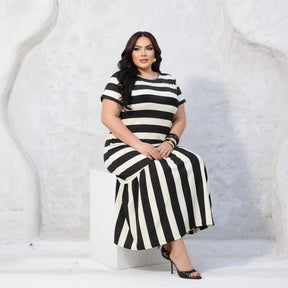 Vestido Preto e Branco Listrado Plus Size Clássico Com Bolsos - Vestido Plus Size