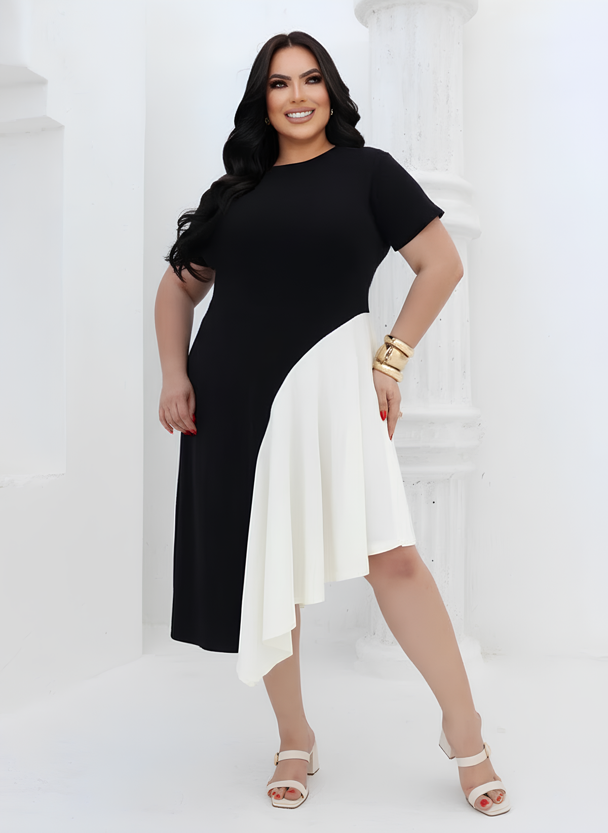 Vestido Assimétrico Preto e Branco Plus Size