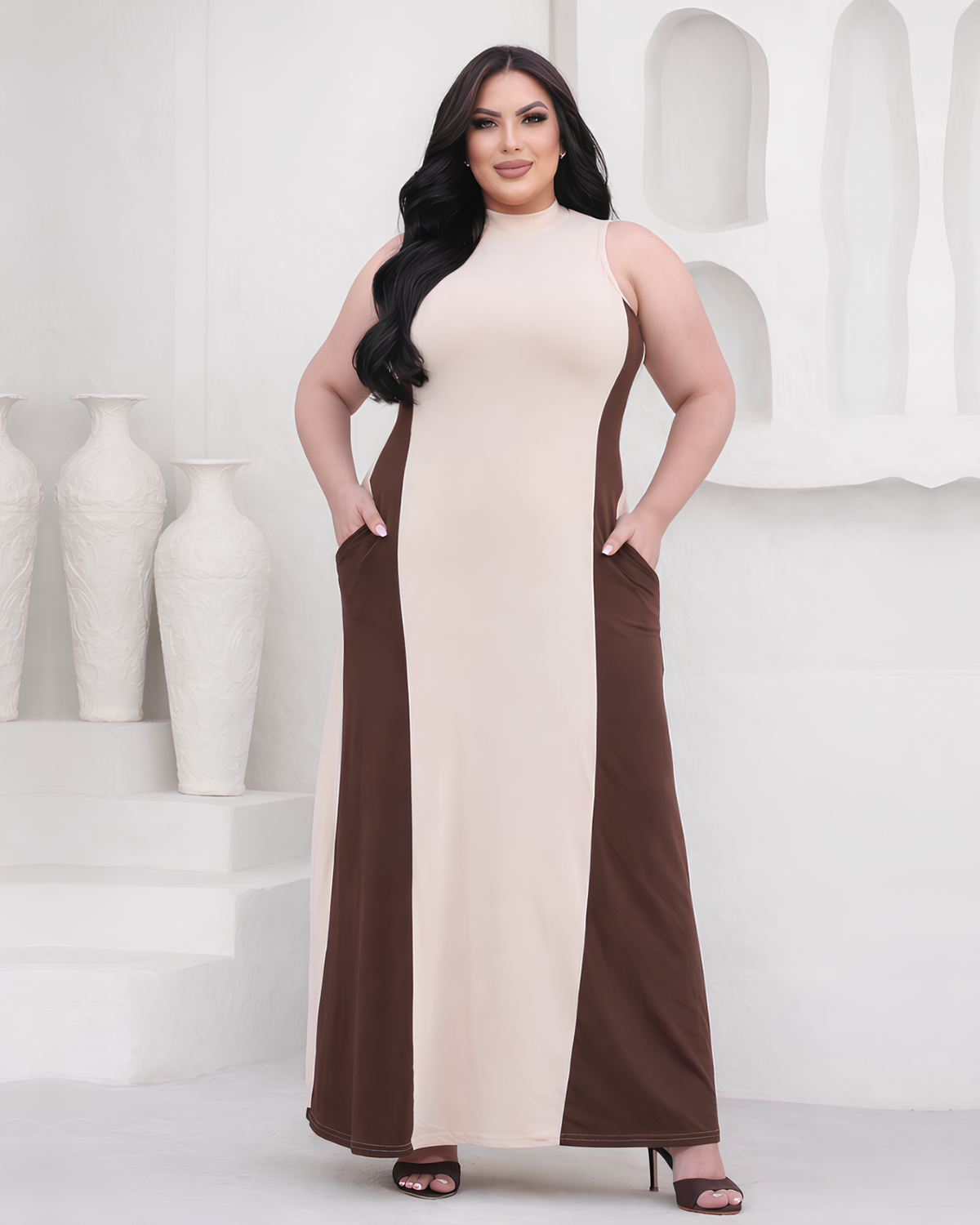 Vestido Longo Modelador Com Bolsos Plus Size - M (42) / Capuccino - Vestido Plus Size