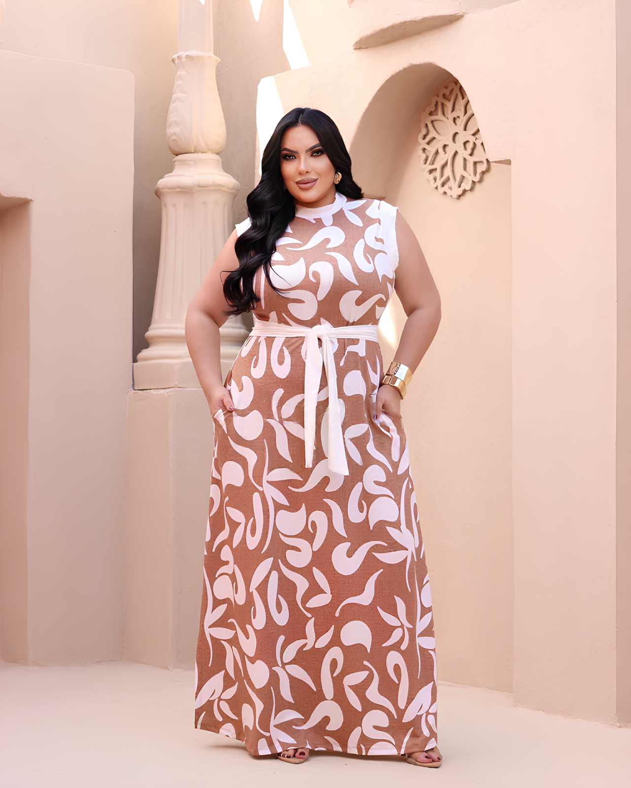 Vestido Longo com Bolsos e Cinto Faixa Plus Size - Vestido Plus Size